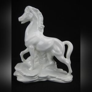 Maddux 1950's White Stallion TV Lamp (Lamp Piece Missing)
